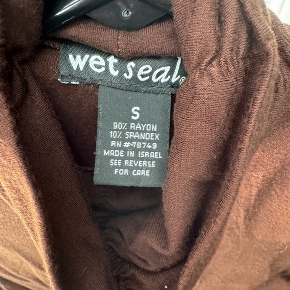 WETSEAL long sleeved, mock turtleneck, lightweight top. Size: Small,Color: Brown - Picture 3 of 5